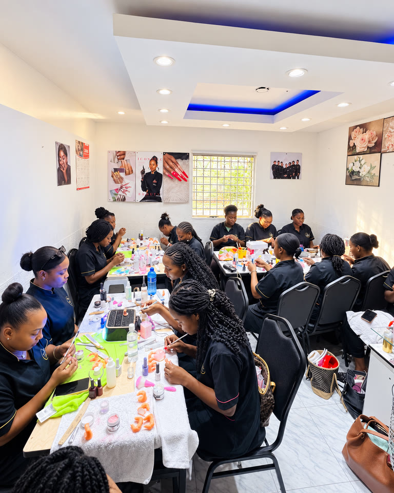 Élèves de G-Nails Academy en pratique dans une salle de formation de l’académie.
