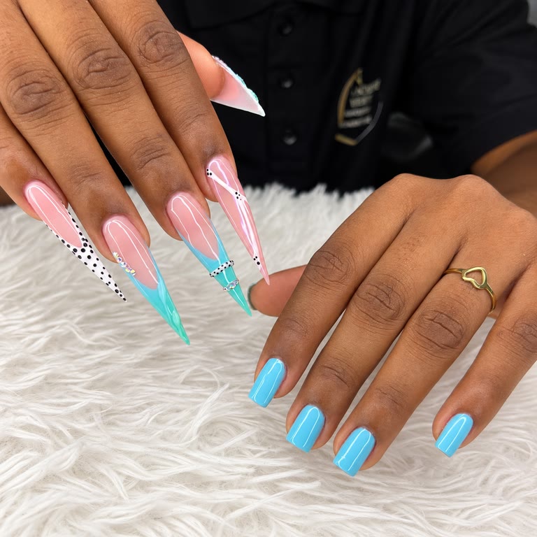 Les mêmes mains après la pose : stiletto roses et turquoise, carrés bleu ciel.